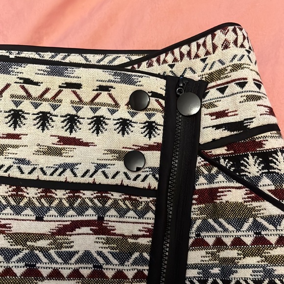 Kenar Wrap jacket with matching asymmetrical mini skirt - Picture 5 of 9